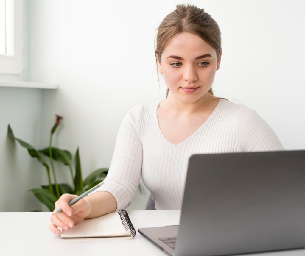 Studentin lernt mit einem Laptop zu Hause