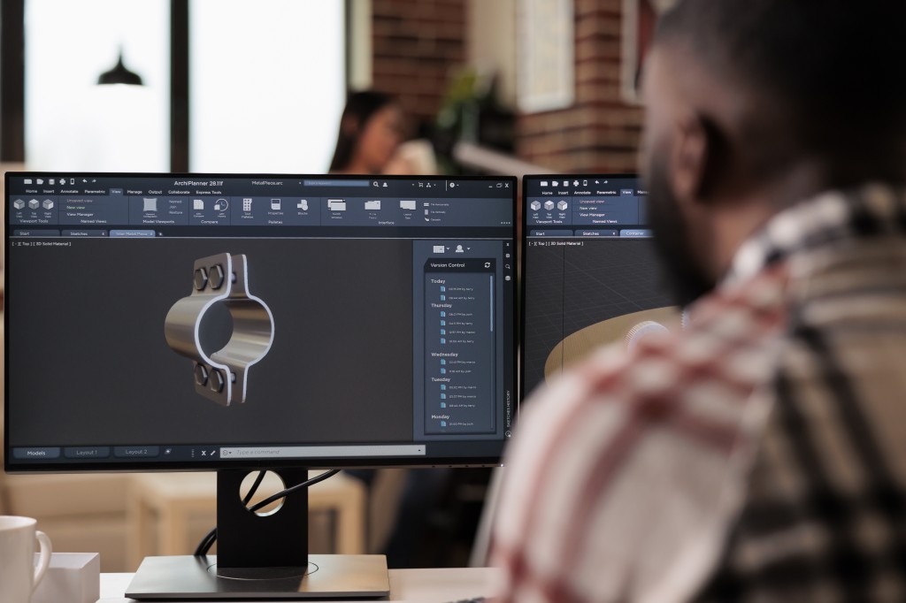 Konstrukteurin arbeitet am Bildschirm an einem 3D-Modell eines Maschinenbauteils