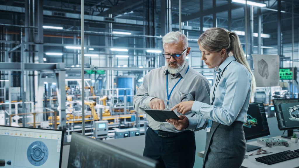 Für die Zulassung zählt, welche technischen und wirtschaftlichen Module dein Erststudium bereits abdeckt. Projektmanagerin und Ingenieur besprechen eine Produktionsanlage