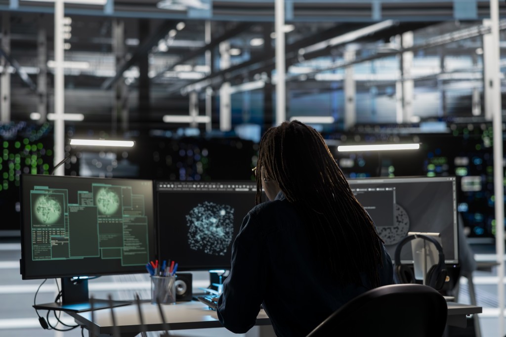 Bis die Forensik ein Ergebnis liefert, vergehen Wochen. Die LMU konnte erst zwölf Tage nach dem Fund beziffern, wie viele Datensätze betroffen sind. Fachkraft wertet Netzwerkverkehr auf mehreren Monitoren aus