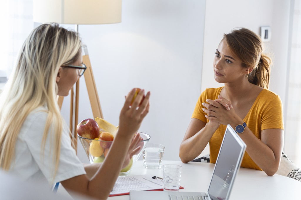 Professionelle Ernährungsberatung verbindet fachliches Wissen mit strukturierter Gesprächsführung und individuellen Empfehlungen. Ernährungsberaterin im Gespräch mit einer Klientin
