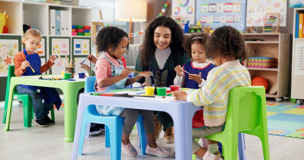 Eine staatlich anerkannte Ausbildung als Erzieherin oder Erzieher kann – je nach Hochschule und Berufserfahrung – den Zugang zum Bachelor Heilpädagogik auch ohne Abitur ermöglichen. Erzieherin gestaltet mit Kindern ein Kreativangebot in einer Kita