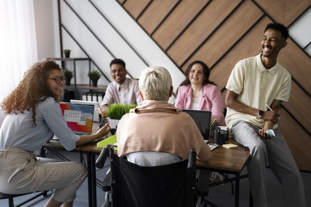 Heilpädagoginnen und Heilpädagogen arbeiten unter anderem in Frühförderung, Eingliederungshilfe, Beratung und inklusiven Bildungseinrichtungen. Team im Gespräch bei der sozialen Arbeit