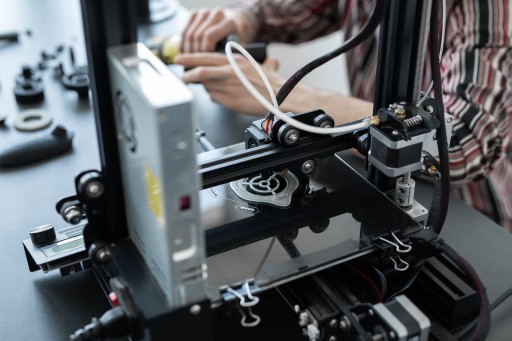 3D-Drucker im Betrieb in einem technischen Labor